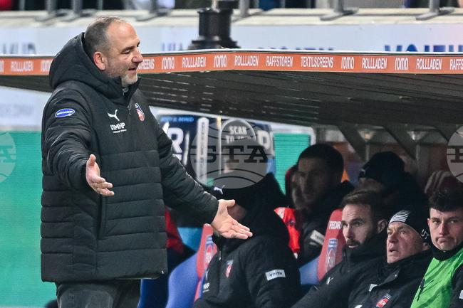 Ръководството на Хайденхайм подкрепи треньора Франк Шмид въпреки последното място на тима в Бундеслигата