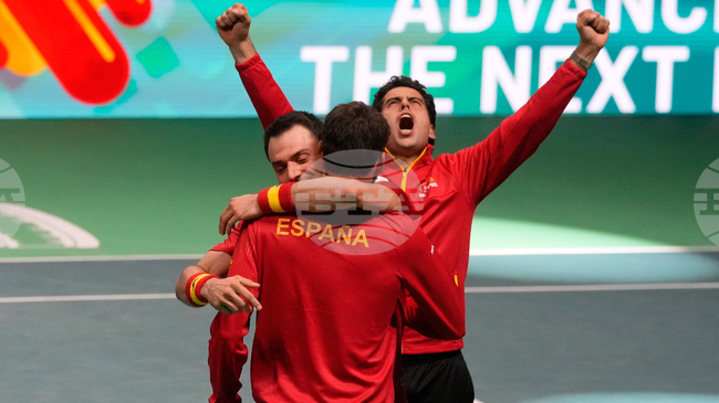 Испания се класира за финала за Купа „Дейвис“ след успех в мача на двойки над Германия