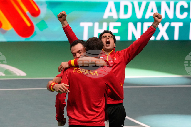 Испания се класира за финала за Купа „Дейвис“ след успех в мача на двойки над Германия