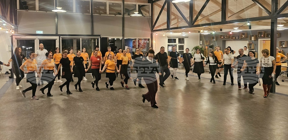 Стъпките на пет хорà разучаваха участниците във втората част на семинара, част от представянето на „Онлайн каталога с български хорà“ в Копенхаген 