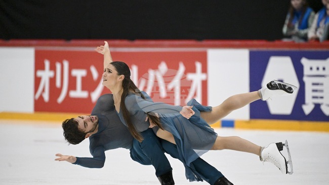 Новосформиранaта танцова двойка Лорънс Фурние Бодри и Гийом Сизерон (Франция) спечели първото място на турнира Гран При по фигурно пързаляне в Хелзинки