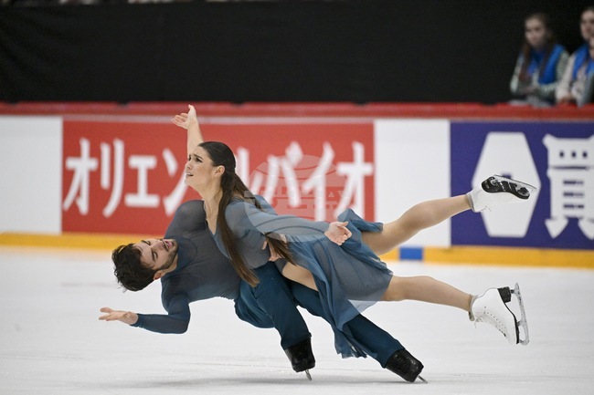 Новосформиранaта танцова двойка Лорънс Фурние Бодри и Гийом Сизерон (Франция) спечели първото място на турнира Гран При по фигурно пързаляне в Хелзинки