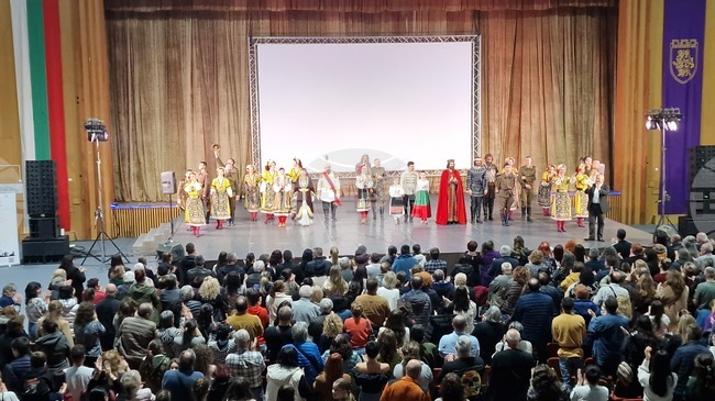 С исторически спектакъл и препълнена зала в Двореца на културата и спорта във Велико Търново бяха отбелязани 40 години от построяването му