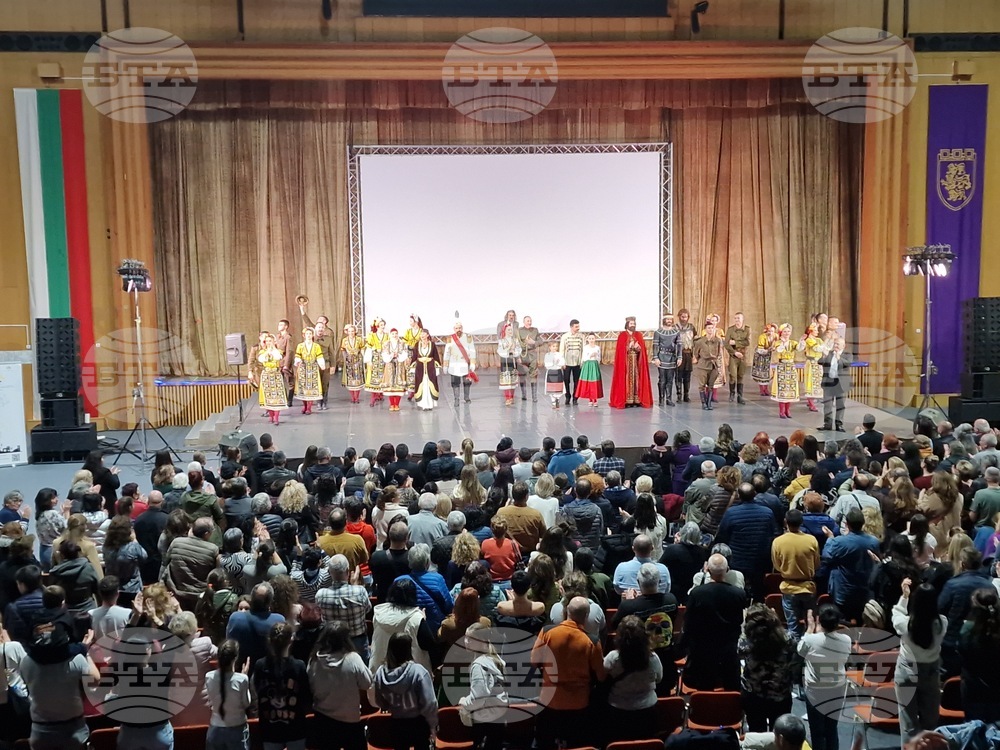 С исторически спектакъл и препълнена зала в Двореца на културата и спорта във Велико Търново бяха отбелязани 40 години от построяването му