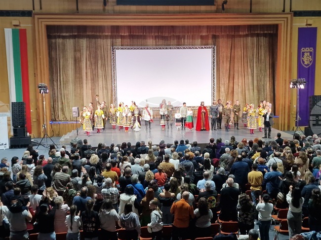 С исторически спектакъл и препълнена зала в Двореца на културата и спорта във Велико Търново бяха отбелязани 40 години от построяването му