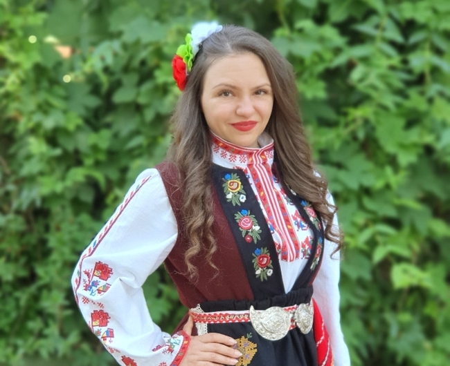 Народните танци са начинът да запазим българското себе си, живеейки далеч от България, каза пред БТА Стилияна Даскалова от Копенхаген