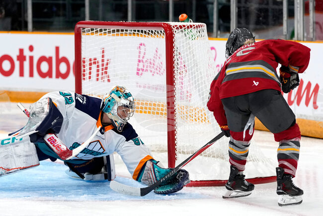 Sirens Charge Hockey