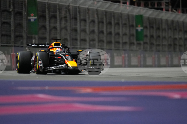 Макс Ферстапен спечели състезанието за Голямата награда на Лас Вегас и запази шансове за пета поредна световна титла