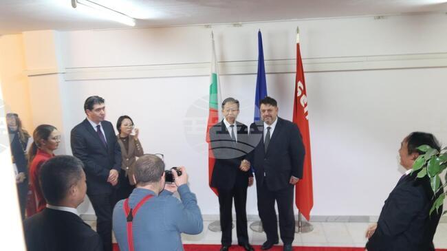 Вицепремиерът и лидер на БСП Атанас Зафиров отбеляза на среща с китайска делегация важността на общите усилия на левите партии за подобряване на живота на хората