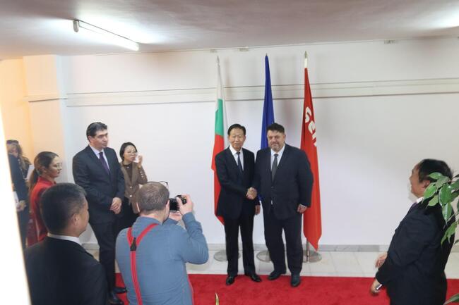 Bulgarian Socialist Party Chair Meets Chinese National People’s Congress Standing Committee Vice Chair