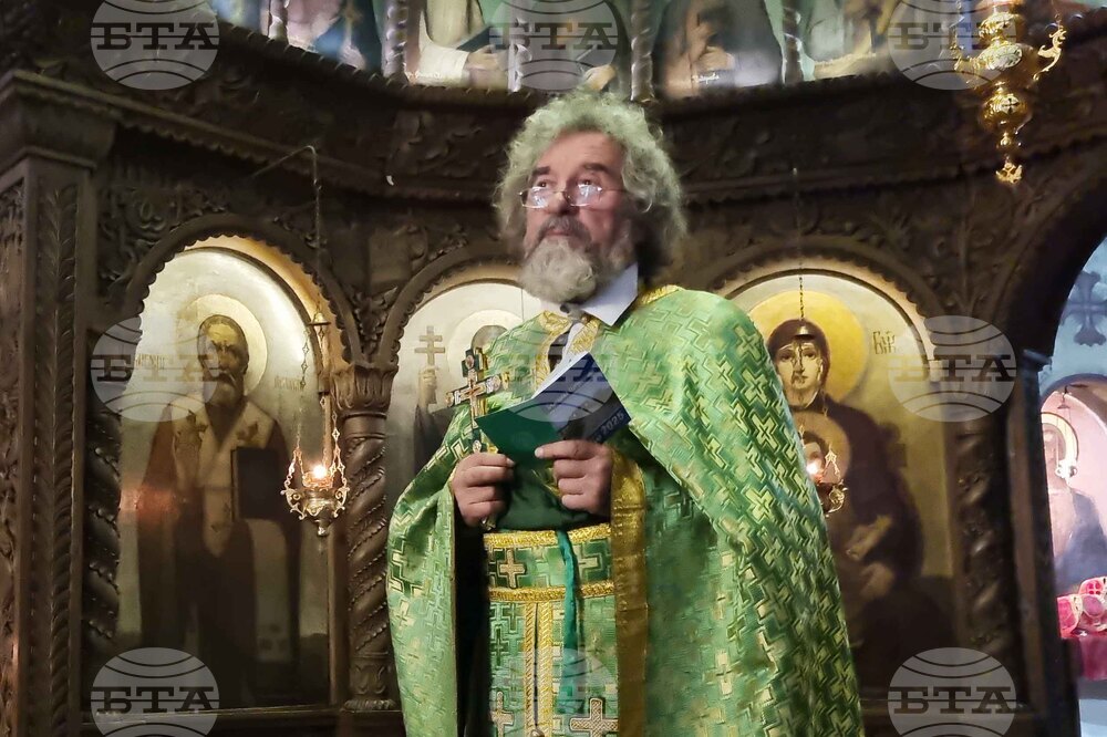 Унесено в материалното, човечеството забравя своята душа, каза в неделната си проповед в Търговище отец Славчо Проданов