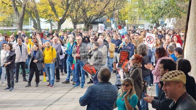 Варненци протестират пред сградата, където заседава Общинската избирателна комисия във връзка със сигнали срещу кмета Благомир Коцев