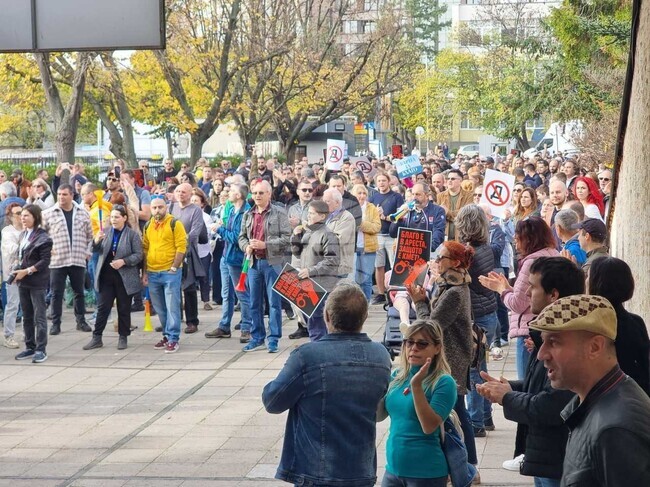 Varna Residents Protest in Support of Mayor Kotsev while Municipal Election Commission Reviews Complaints Seeking His Dismissal
