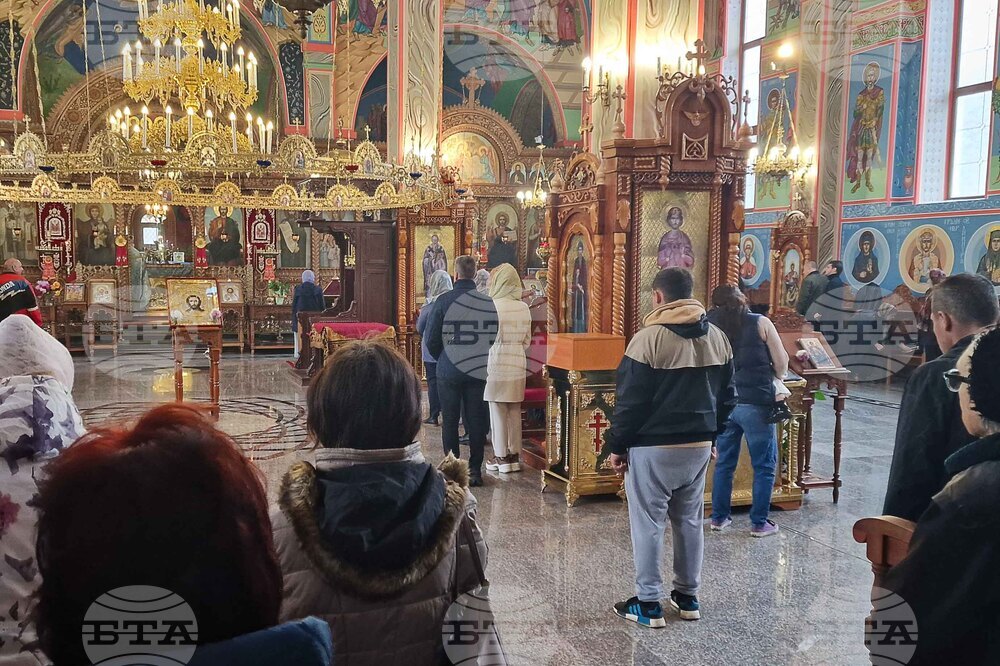 Шумен - храм „Свети три светители" - литургия