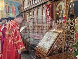 Шумен - храм „Свети три светители" - литургия