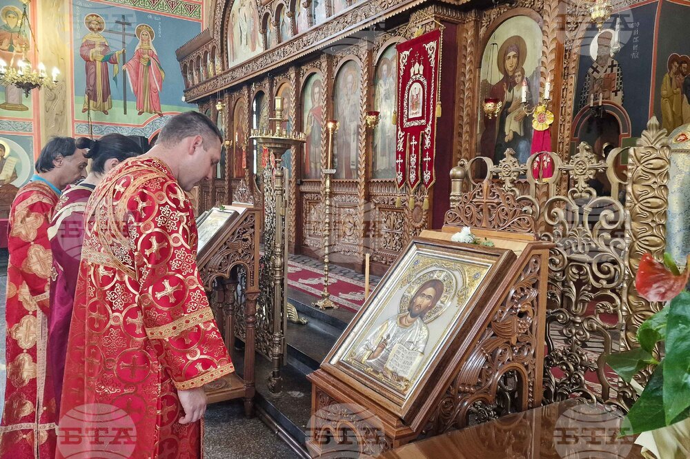 Шумен - храм „Свети три светители" - литургия