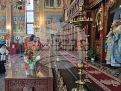 Шумен - храм „Свети три светители" - литургия