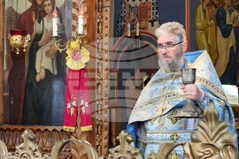 Шумен - храм „Свети три светители" - литургия