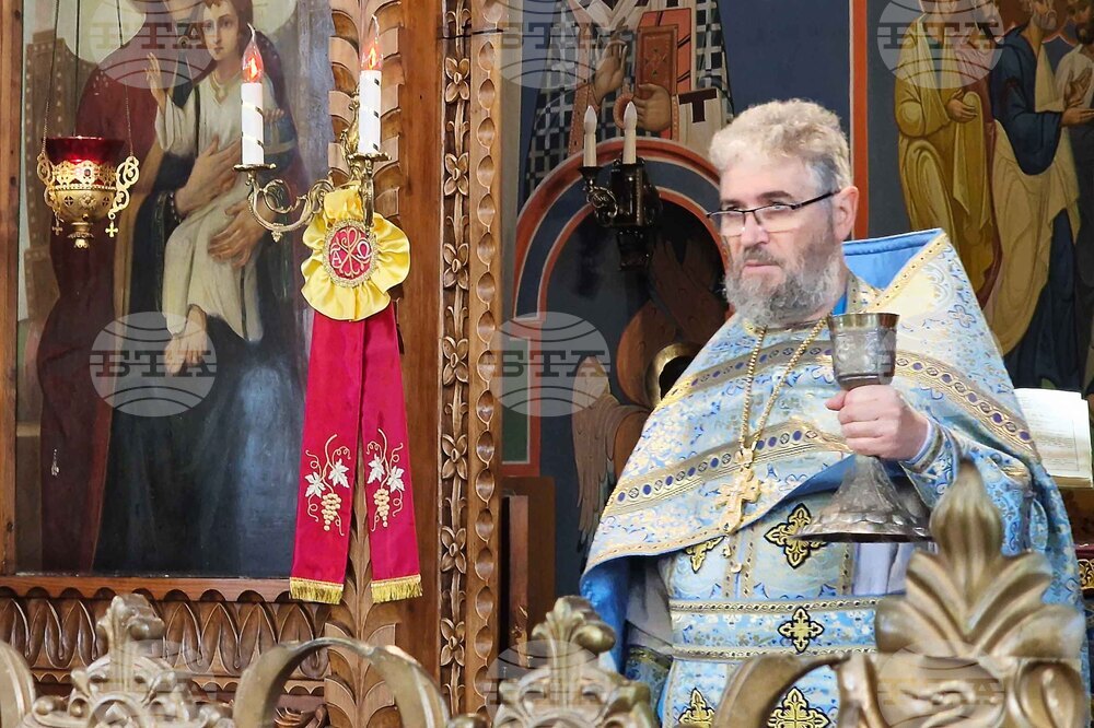 Шумен - храм „Свети три светители" - литургия