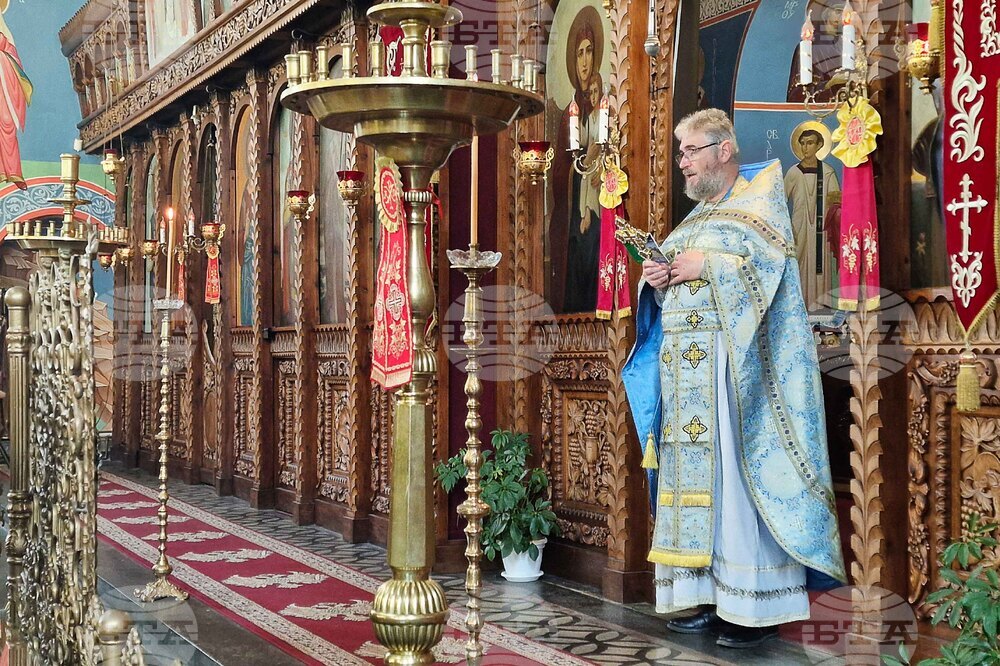 Шумен - храм „Свети три светители" - литургия