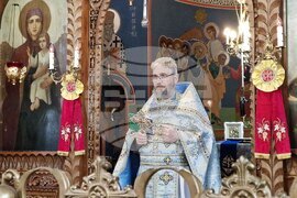 Шумен - храм „Свети три светители" - литургия