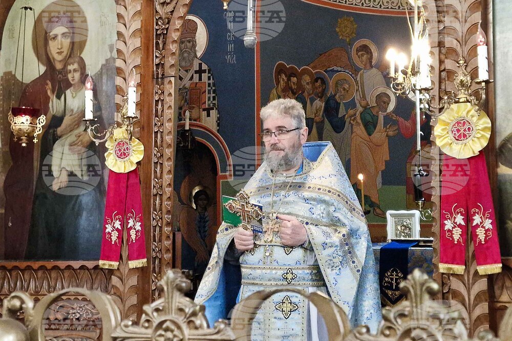 Шумен - храм „Свети три светители" - литургия