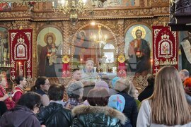 Шумен - храм „Свети три светители" - литургия