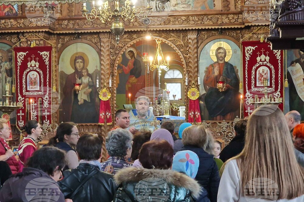 Шумен - храм „Свети три светители" - литургия