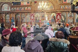 Шумен - храм „Свети три светители" - литургия