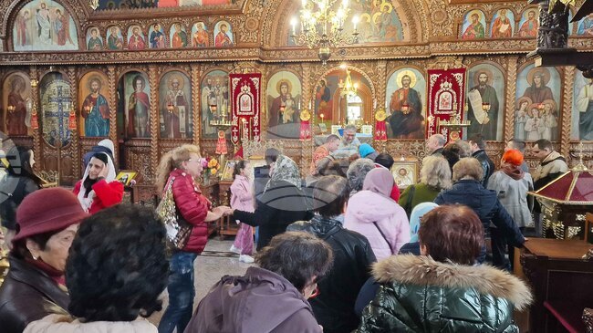 Христос ни казва, че нашите души са много по-важни от нашите тела, подчерта отец Красимир в храма "Свети Три Светители" в Шумен