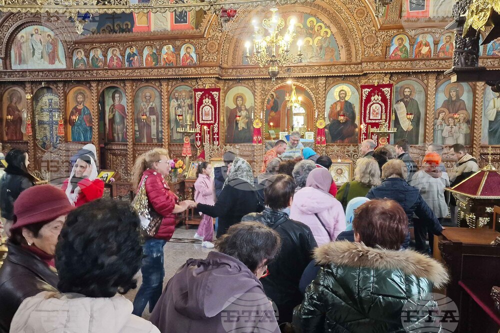 Христос ни казва, че нашите души са много по-важни от нашите тела, подчерта отец Красимир в храма "Свети Три Светители" в Шумен