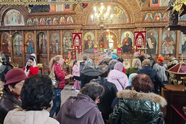 Христос ни казва, че нашите души са много по-важни от нашите тела, подчерта отец Красимир в храма "Свети Три Светители" в Шумен