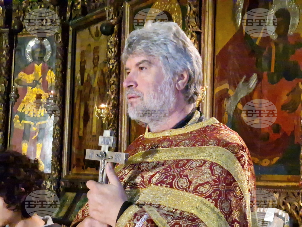 В живота трябва да намерим баланс - колко да се трудим за себе си и колко да богатеем в Бога, каза отец Славчо в търновския храм „Св. Никола“