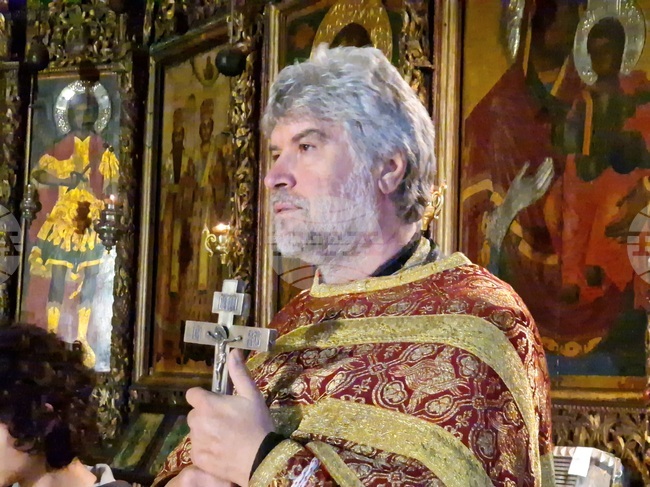 В живота трябва да намерим баланс - колко да се трудим за себе си и колко да богатеем в Бога, каза отец Славчо в търновския храм „Св. Никола“