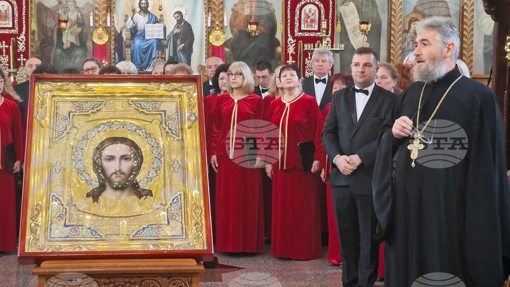 Смесеният хор "Проф. Венета Вичева" изнесе концерт "Православни песнопения" в храма "Св. Три Светители" в Шумен