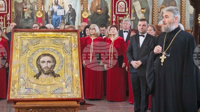 Смесеният хор "Проф. Венета Вичева" изнесе концерт "Православни песнопения" в храма "Св. Три Светители" в Шумен