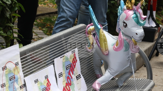 Протестиращи срещу промените, свързани със зоните за паркиране в столицата, блокираха движението по ул. "Московска" пред Столичната община