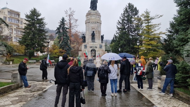 Гражданска акция с искания за запазване на лева, сваляне на правителството и България да бъде зона на мира събра хора във Велико Търново