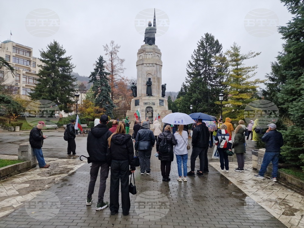 Гражданска акция с искания за запазване на лева, сваляне на правителството и България да бъде зона на мира събра хора във Велико Търново