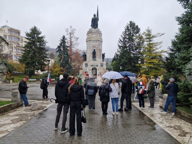 Гражданска акция с искания за запазване на лева, сваляне на правителството и България да бъде зона на мира събра хора във Велико Търново