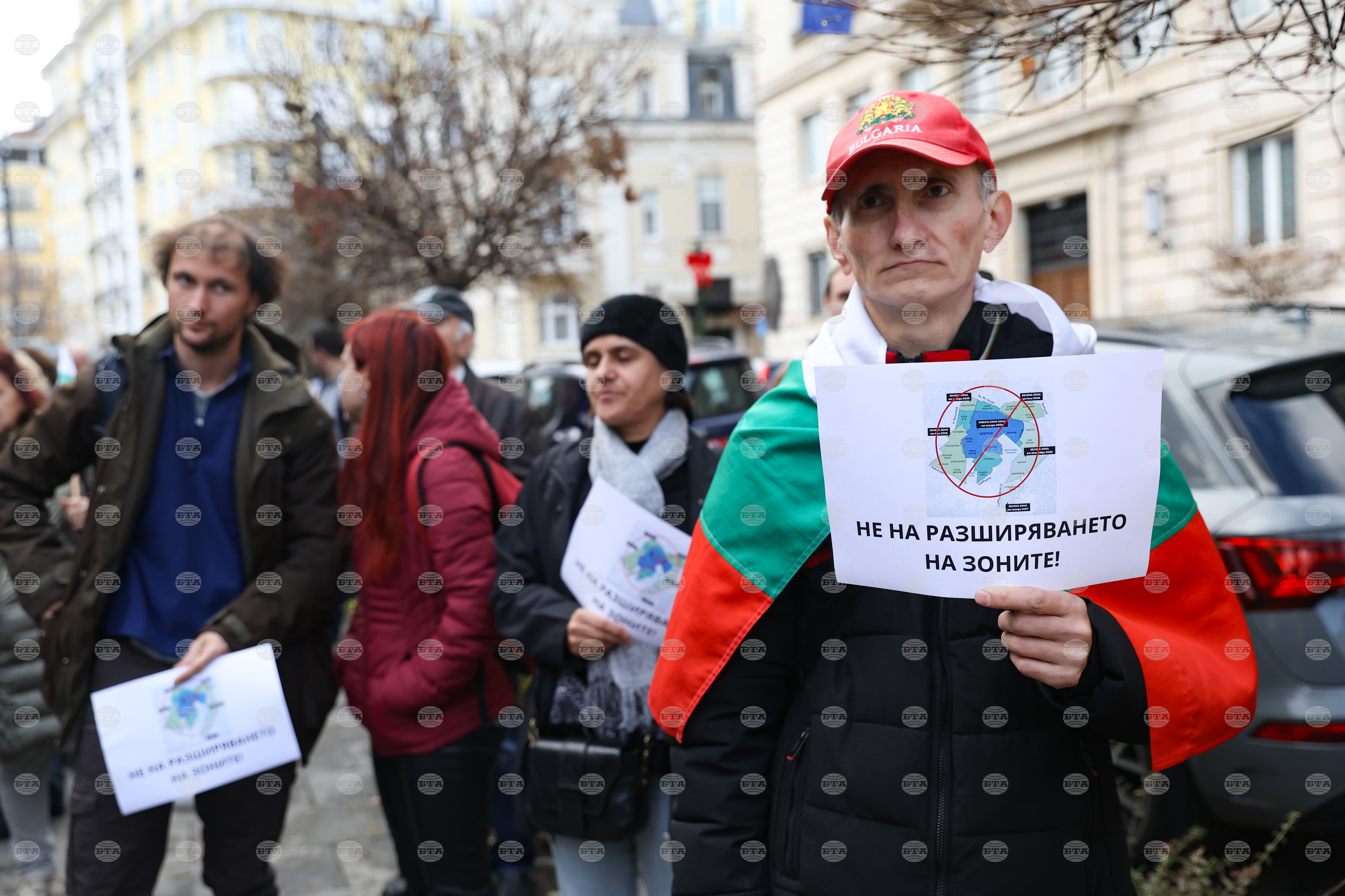 Протестът пред Столична община заради зоните за паркиране в София приключи, движението на ул. „Московска“ е възстановено