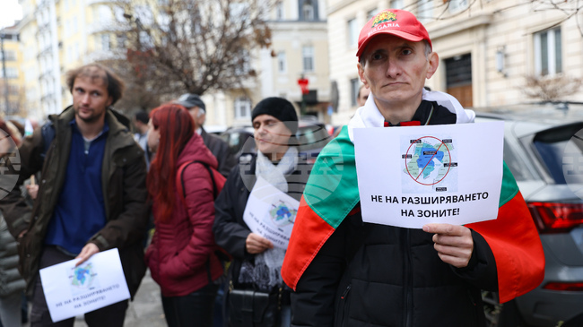 Протестът пред Столична община заради зоните за паркиране в София приключи, движението на ул. „Московска“ е възстановено