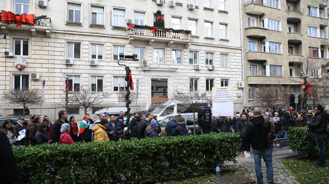 Protesters Opposing Parking Zone Changes Block Traffic Outside Sofia City Hall