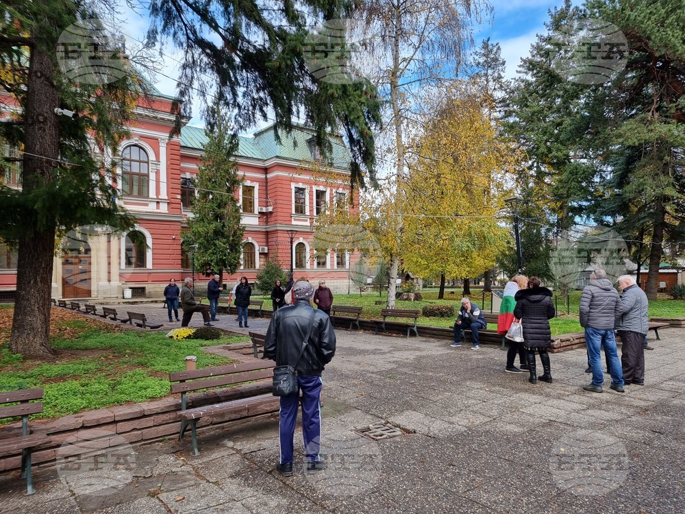 В Кюстендил хора се събраха пред Общината с искане за национален референдум за еврото