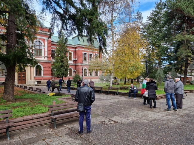 В Кюстендил хора се събраха пред Общината с искане за национален референдум за еврото