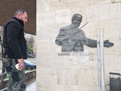 Шумен - маестро Станислав Ушев - барелеф