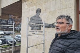 Шумен - маестро Станислав Ушев - барелеф