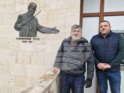 Шумен - маестро Станислав Ушев - барелеф