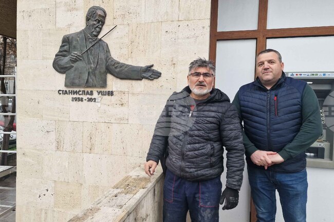 Шумен - маестро Станислав Ушев - барелеф