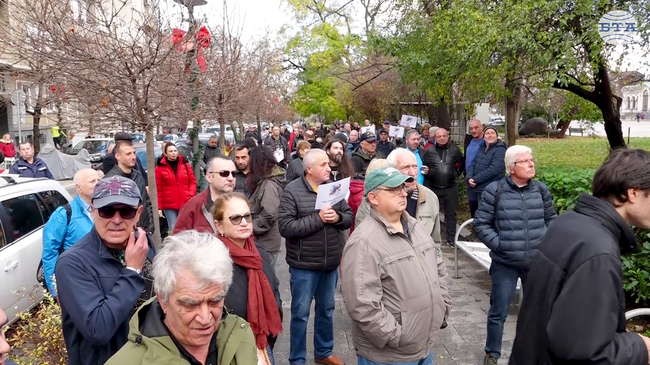 Протестиращи срещу промените, свързани със зоните за паркиране в столицата, блокираха движението по ул. „Московска“ пред Столичната община